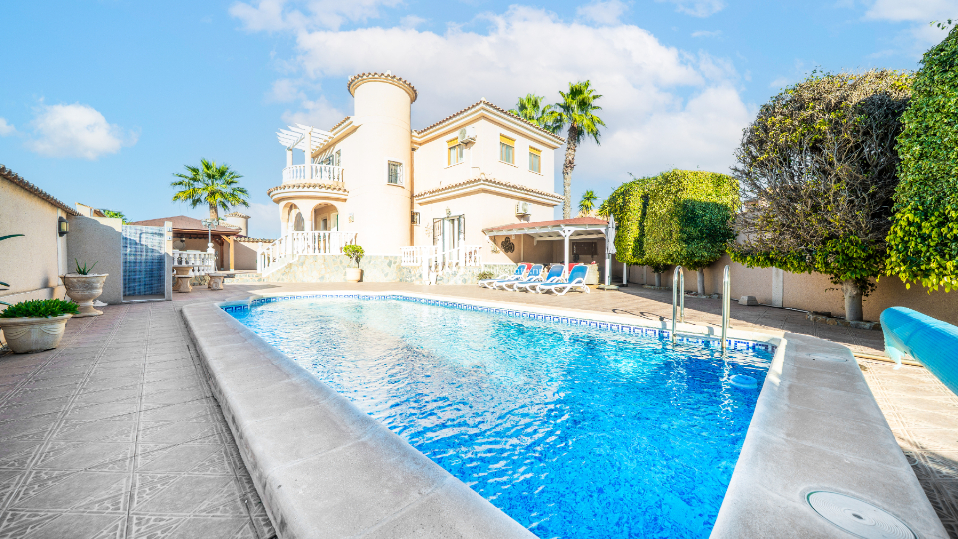 Maison Individuelle - Revente - Urb. La Marina - 6090