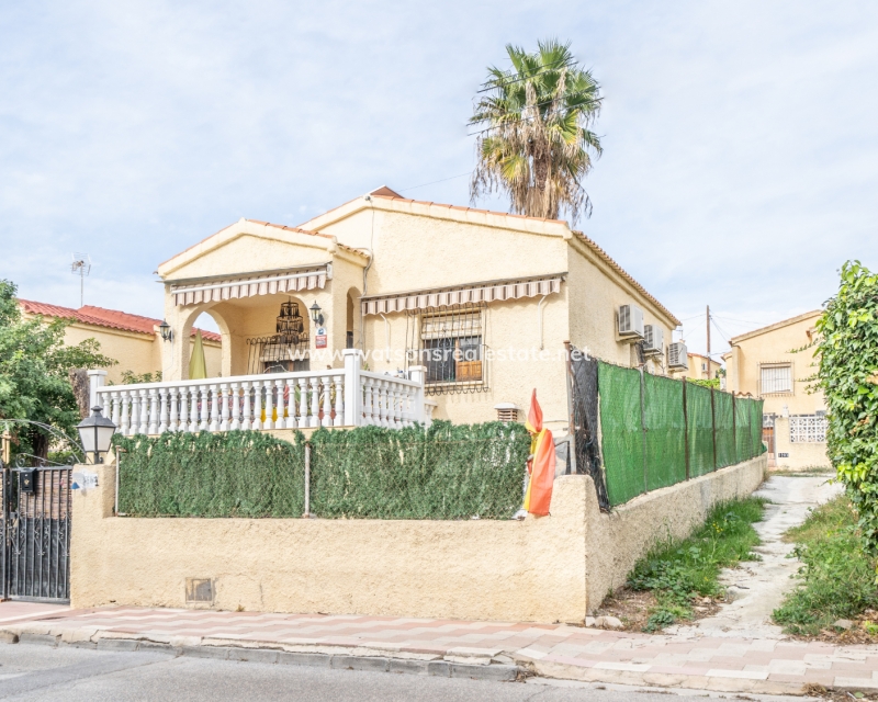 Resale - Detached - Urb. La Marina