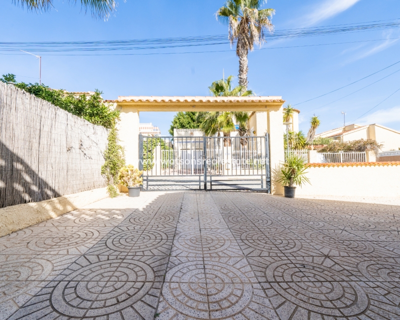 Resale - Detached - Urb. La Marina