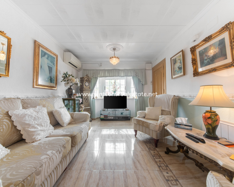 Resale - Detached - Urb. La Marina