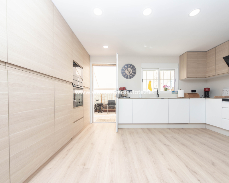 Resale - Detached - Urb. La Marina