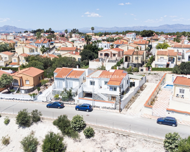 Resale - Detached - Urb. La Marina