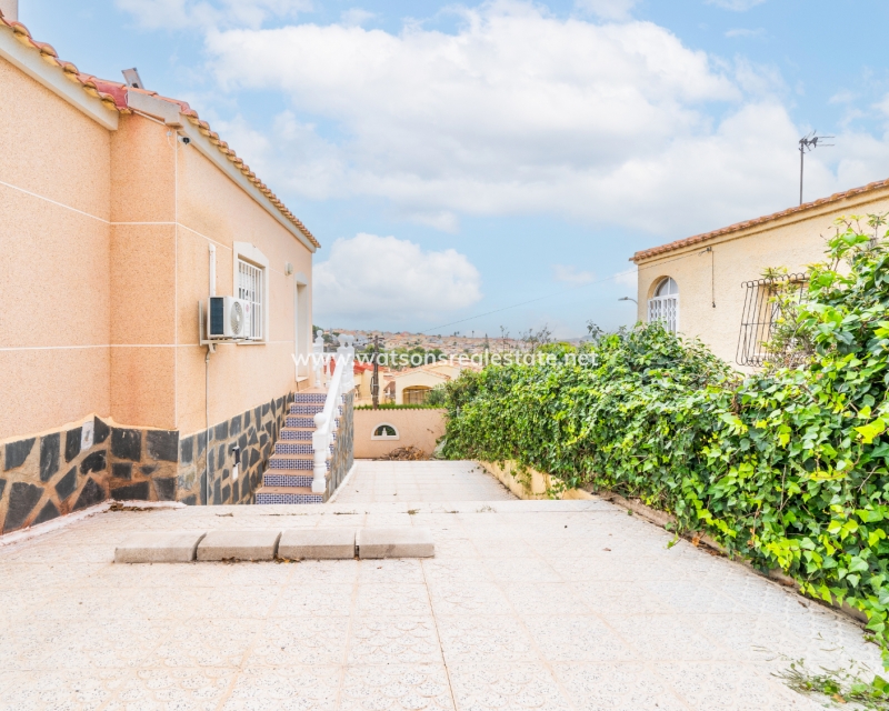 Resale - Detached - Urb. La Marina