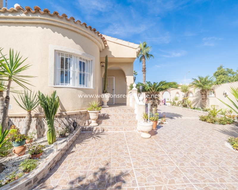 Resale - Detached - Urb. La Marina