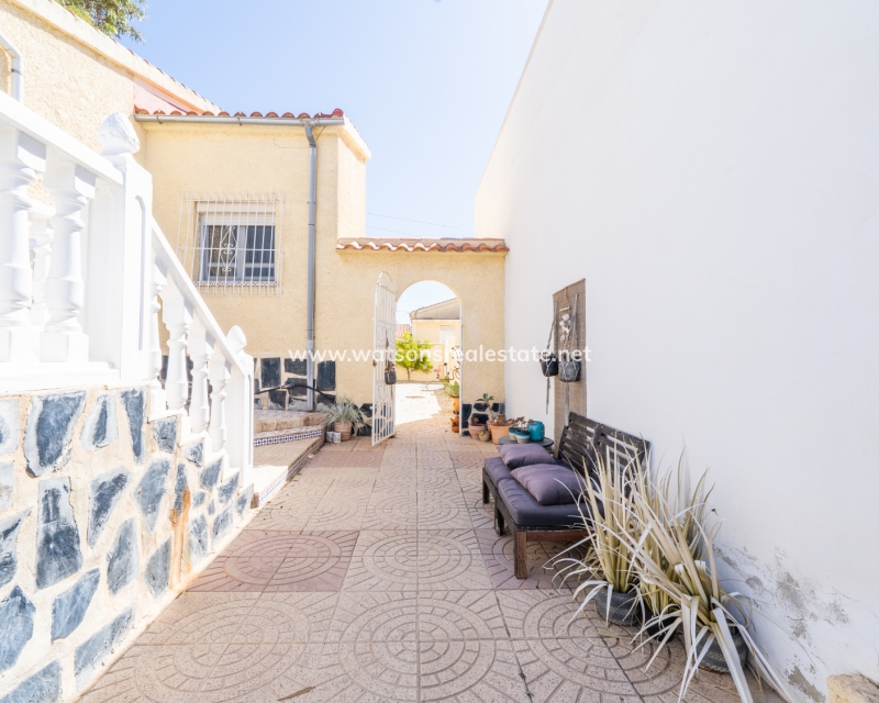 Resale - Detached - Urb. La Marina