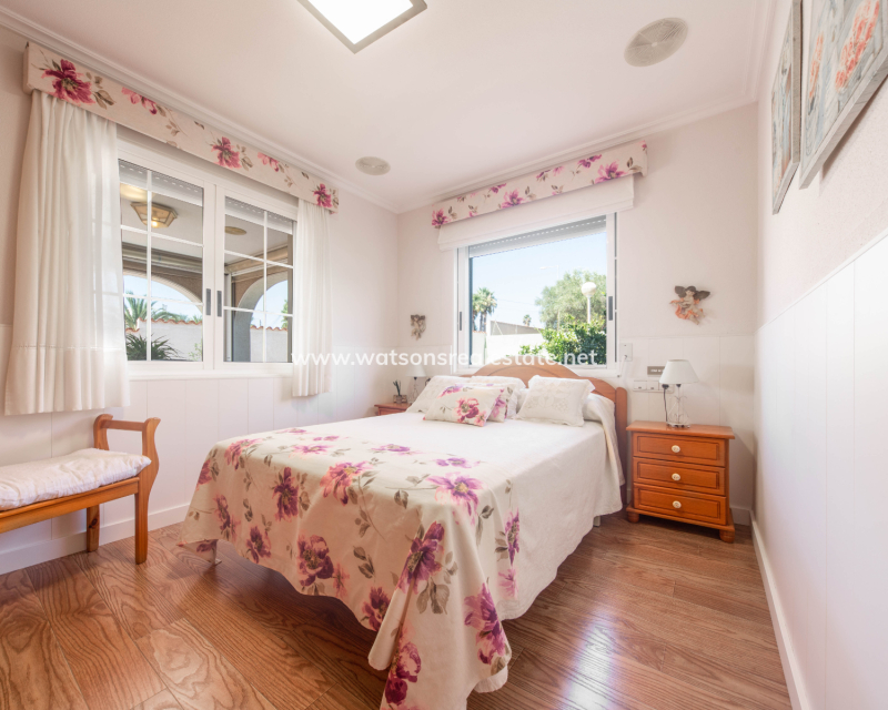 Resale - Detached - Urb. La Marina