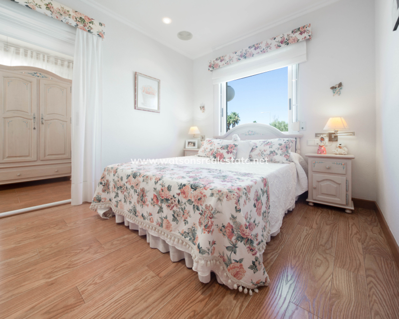 Resale - Detached - Urb. La Marina