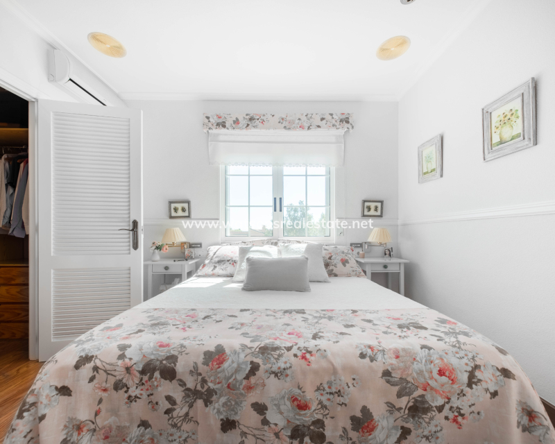 Resale - Detached - Urb. La Marina
