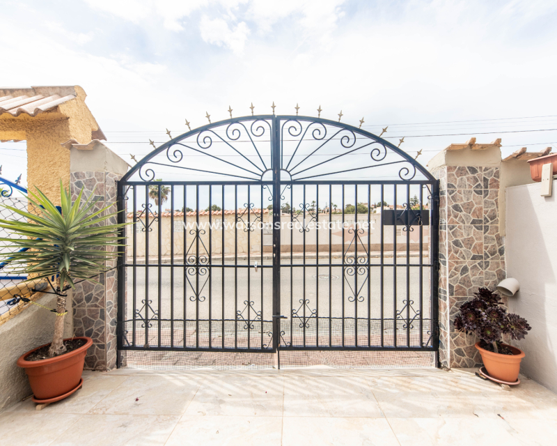 Resale - Detached - Urb. La Marina