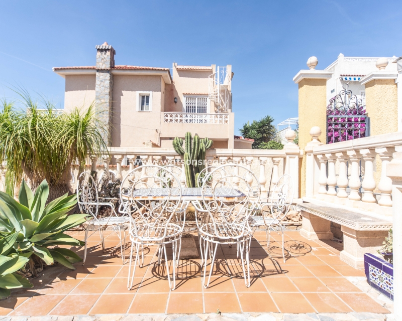 Resale - Detached - Urb. La Marina