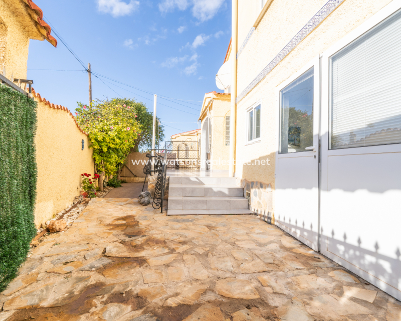 Resale - Detached - Urb. La Marina