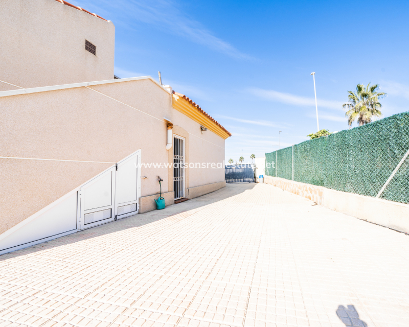 Resale - Detached - Urb. La Marina