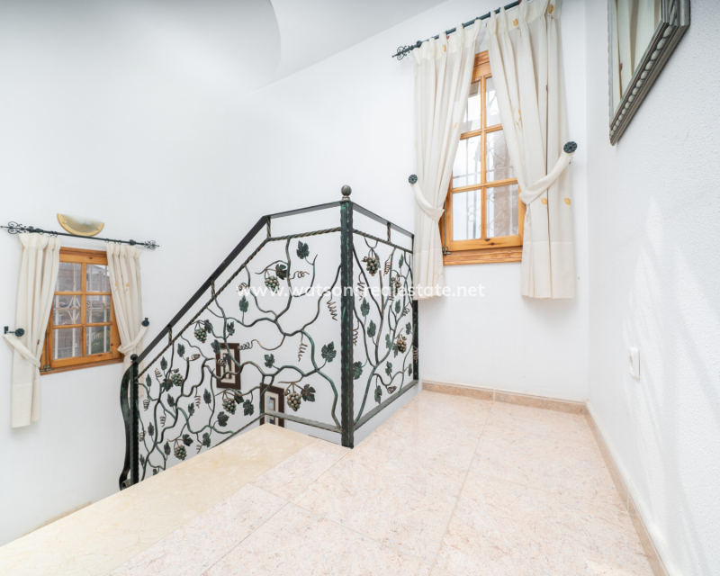 Resale - Detached - Urb. La Marina