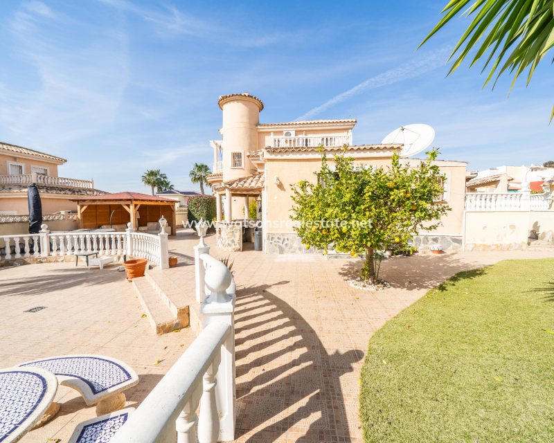 Resale - Detached - Urb. La Marina