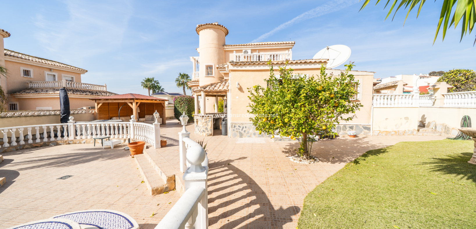 Resale - Detached - Urb. La Marina