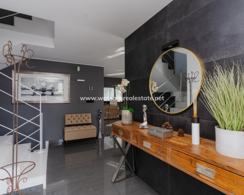 Resale - Detached - Urb. La Marina