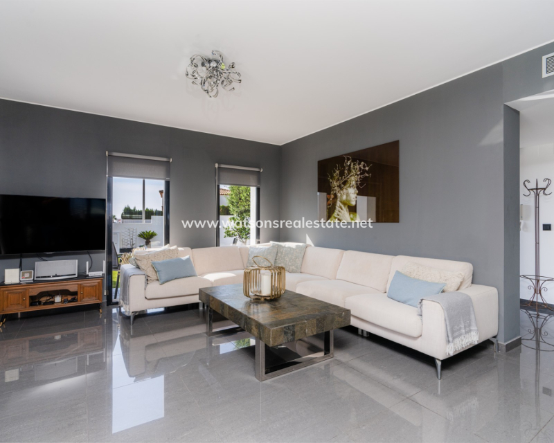 Resale - Detached - Urb. La Marina