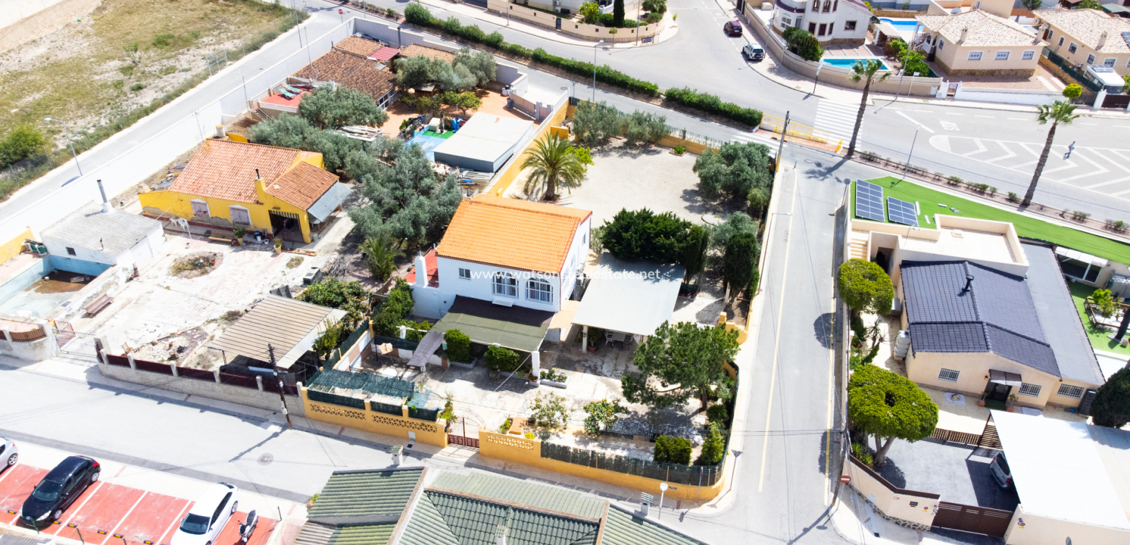 Resale - Detached - Urb. La Marina