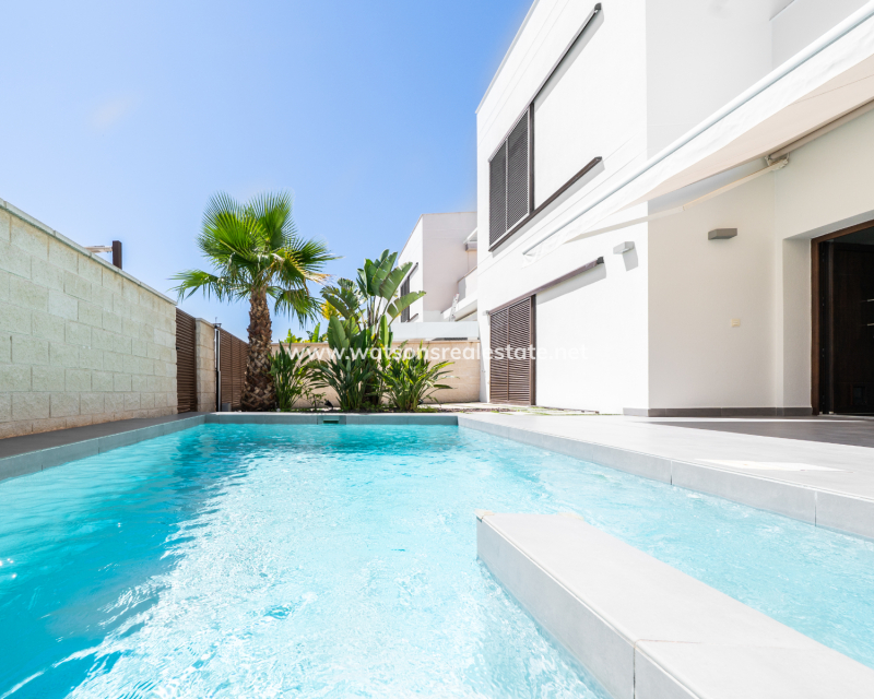 Resale - Detached - Urb. La Marina