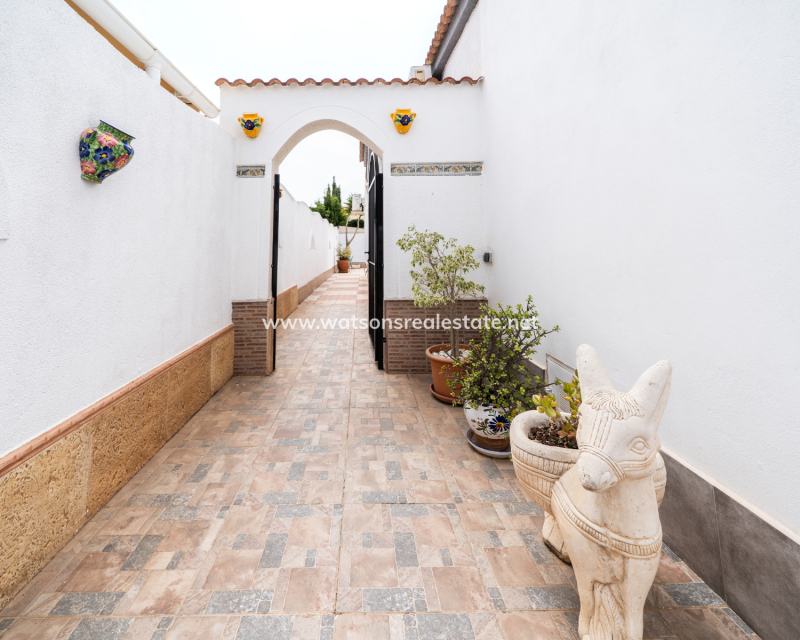 Resale - Detached - Urb. La Marina