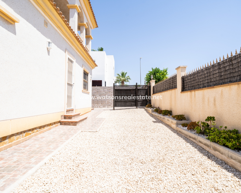 Resale - Detached - Urb. La Marina