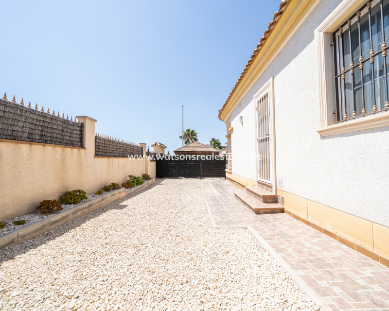 Resale - Detached - Urb. La Marina
