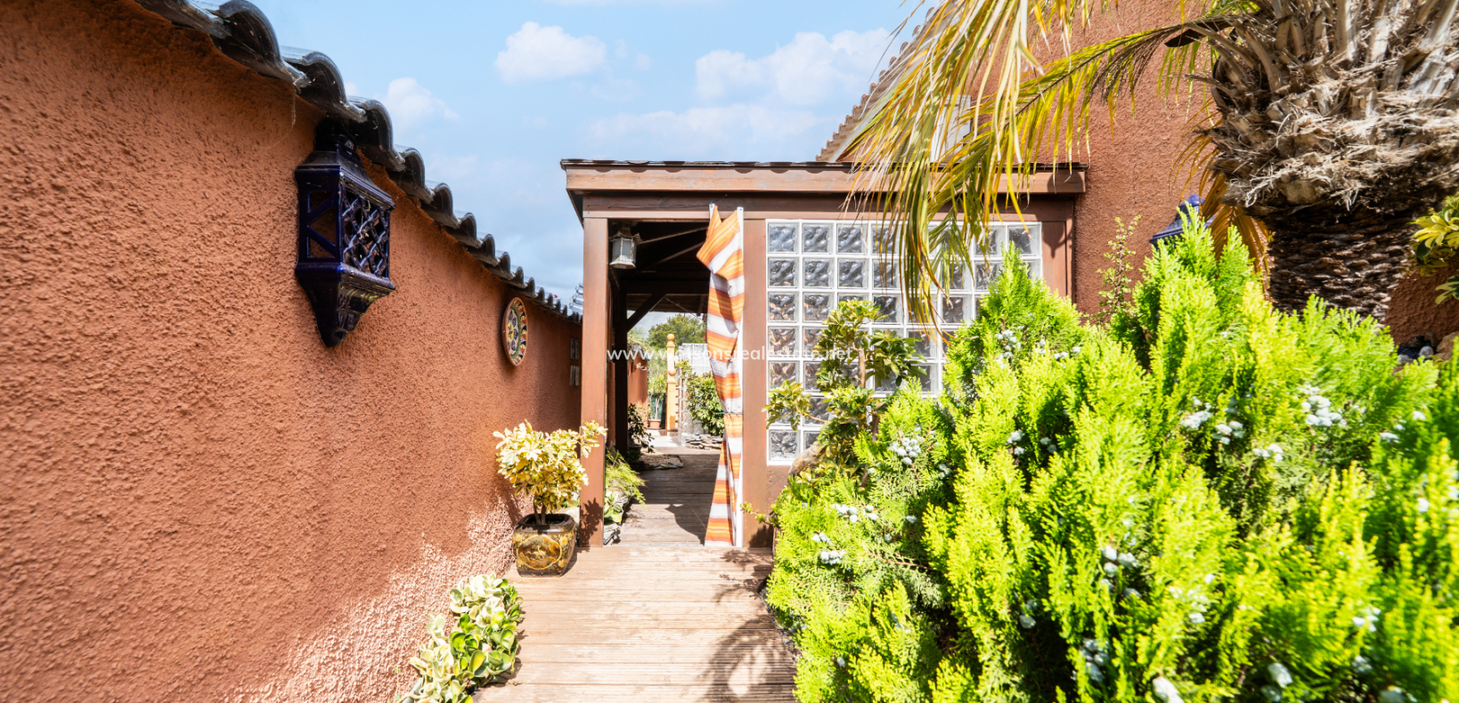 Resale - Detached - Urb. La Marina