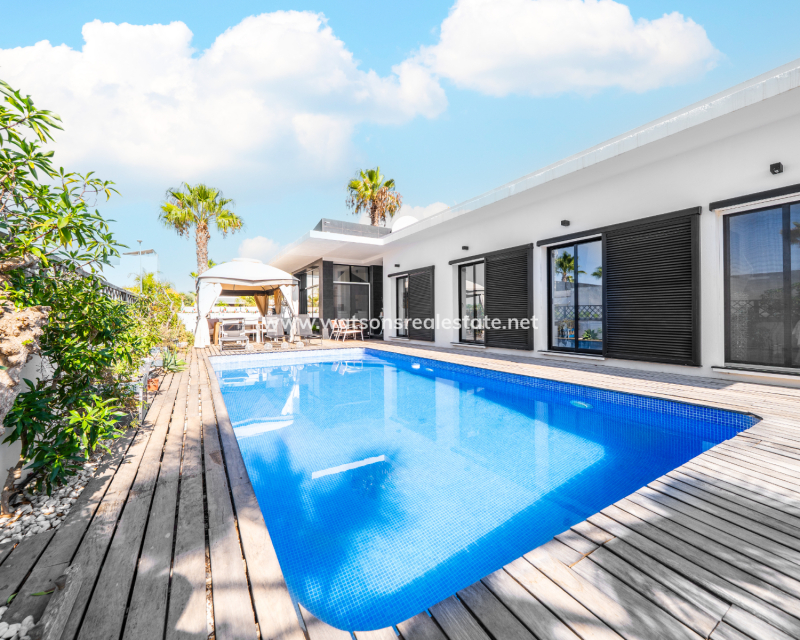 Resale - Detached - Urb. La Marina