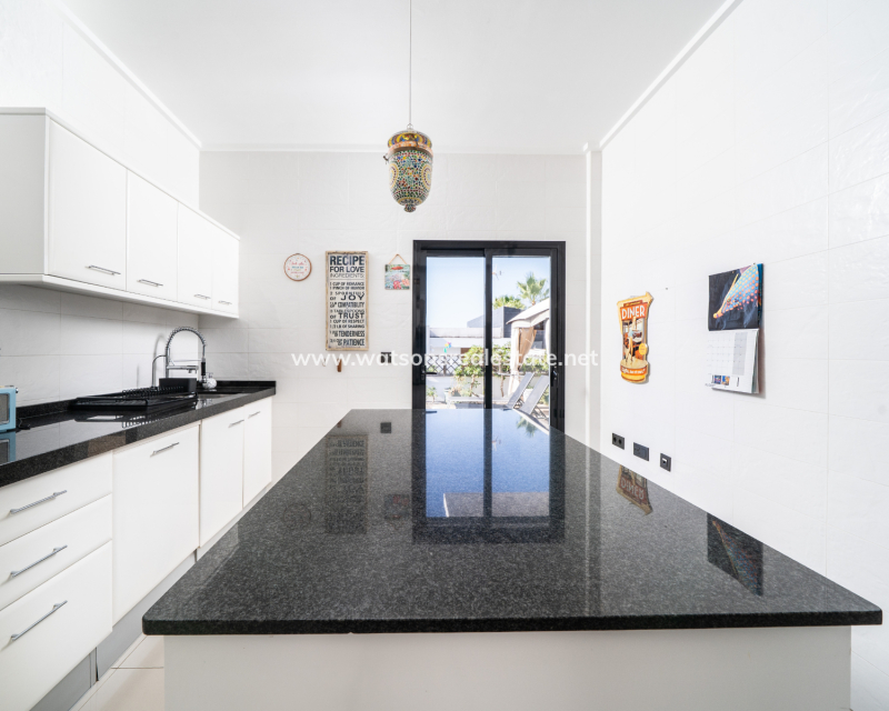 Resale - Detached - Urb. La Marina