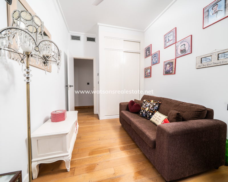 Resale - Detached - Urb. La Marina