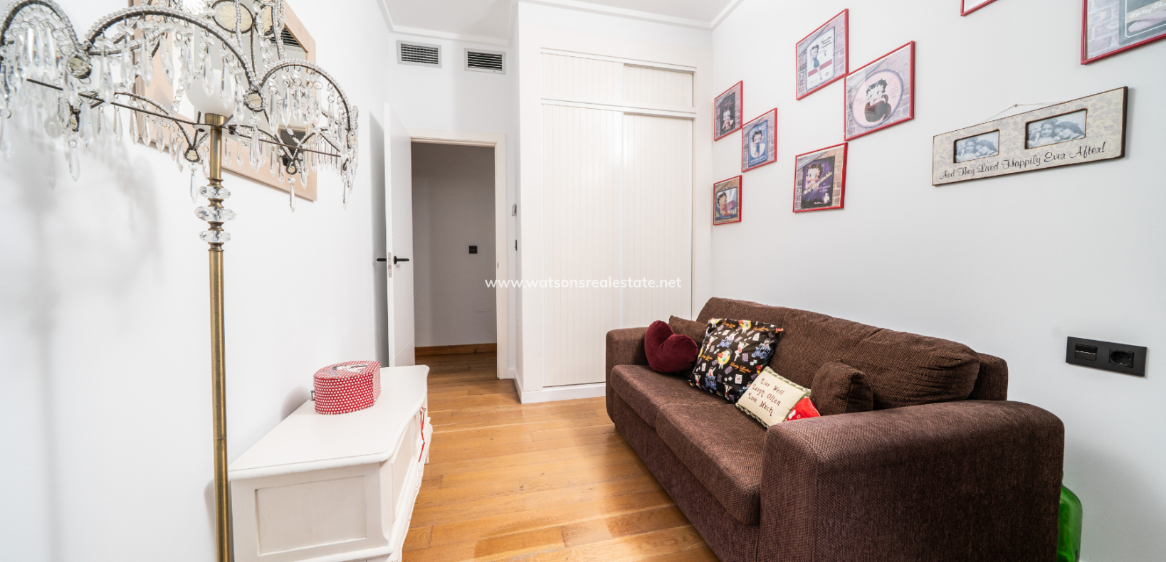 Resale - Detached - Urb. La Marina