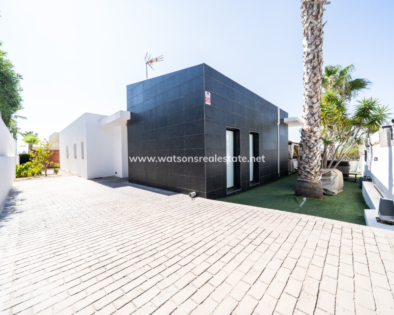 Resale - Detached - Urb. La Marina