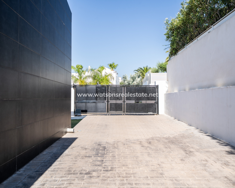 Resale - Detached - Urb. La Marina