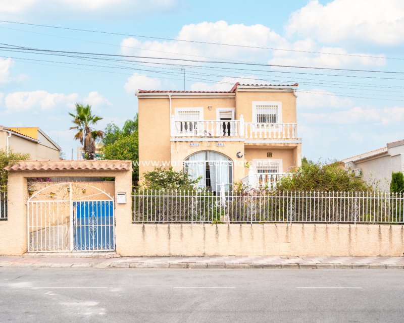 Resale - Detached - Urb. La Marina