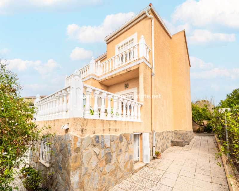 Resale - Detached - Urb. La Marina
