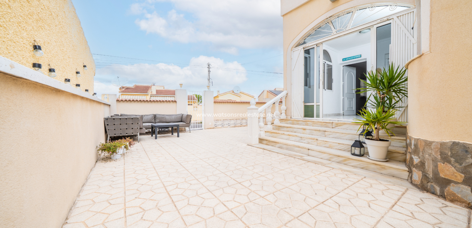 Resale - Detached - Urb. La Marina