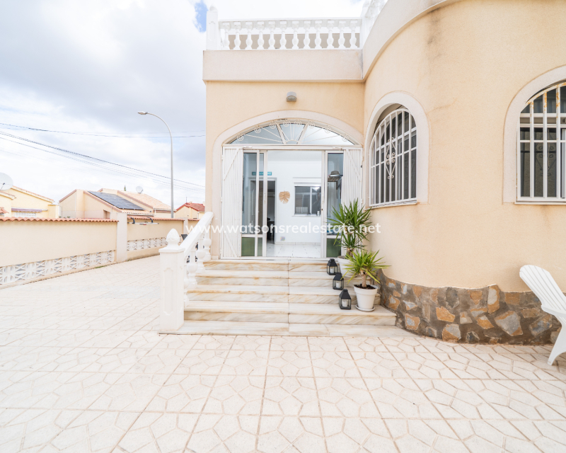 Resale - Detached - Urb. La Marina