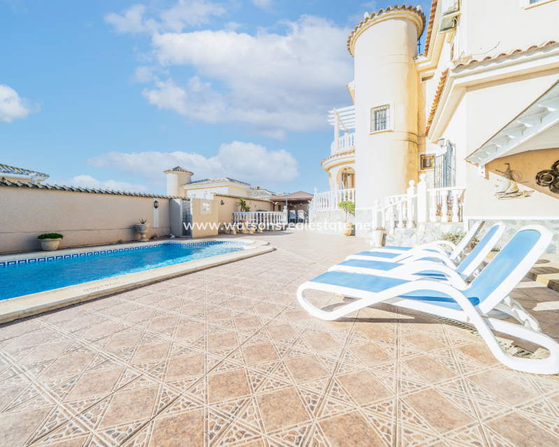 Resale - Detached - Urb. La Marina