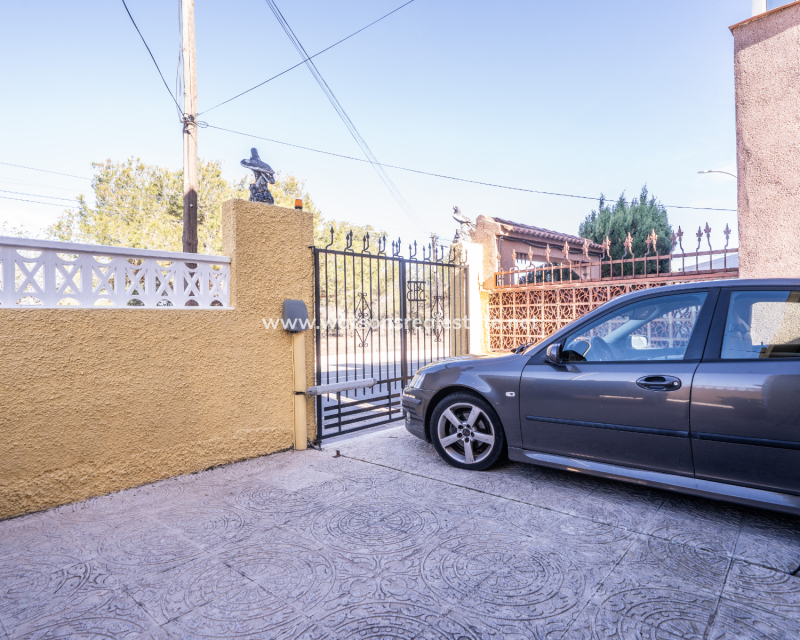 Resale - Detached - Urb. La Marina