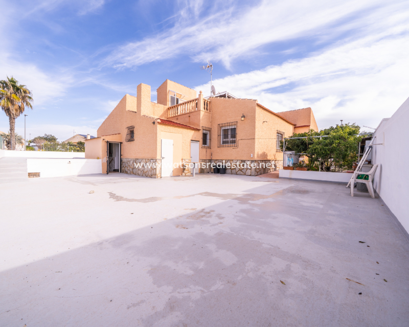 Resale - Detached - Urb. La Marina
