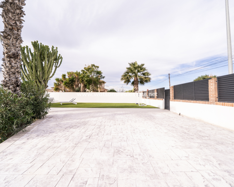 Resale - Detached - Urb. La Marina