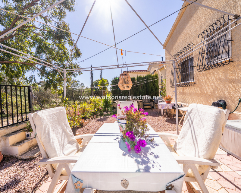 Resale - Detached - Urb. La Marina