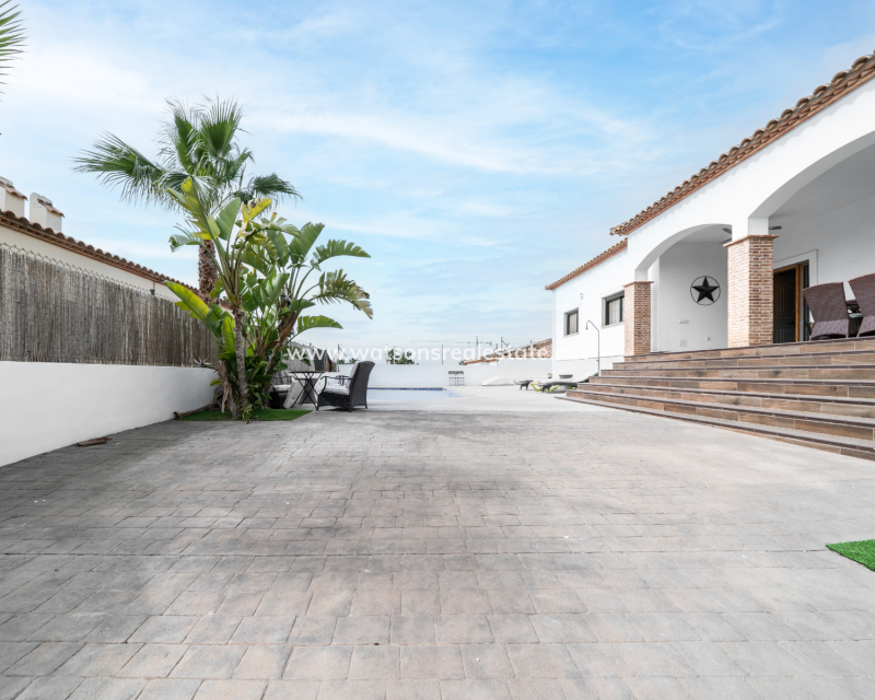 Resale - Detached - Urb. La Marina