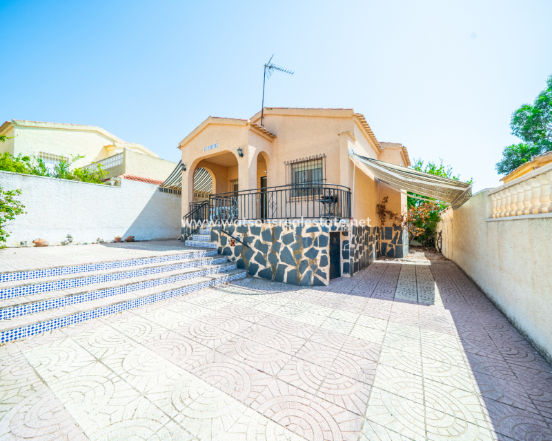 Resale - Detached - Urb. La Marina