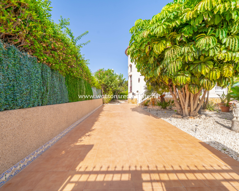 Resale - Detached - Urb. La Marina