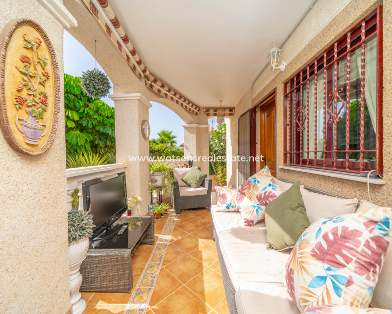Resale - Detached - Urb. La Marina