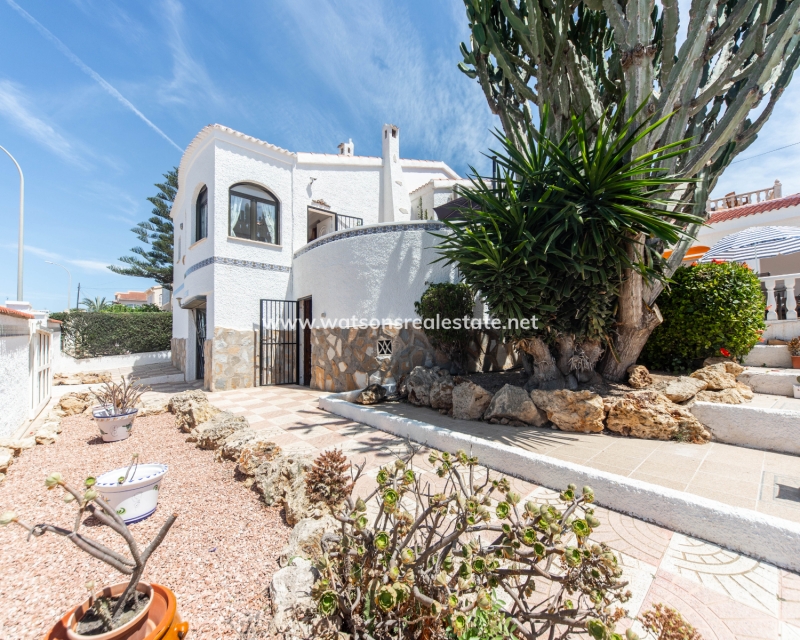 Resale - Detached - Urb. La Marina