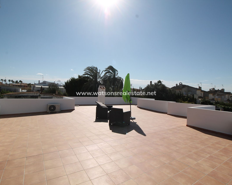 Resale - Freistendhe Villa - Urb. El Oasis - La Marina
