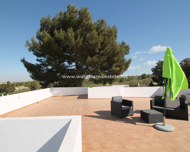 Resale - Freistendhe Villa - Urb. El Oasis - La Marina
