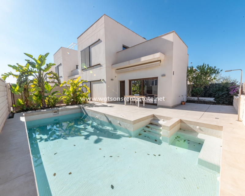 Resale - Freistendhe Villa - Urb. El Oasis - La Marina